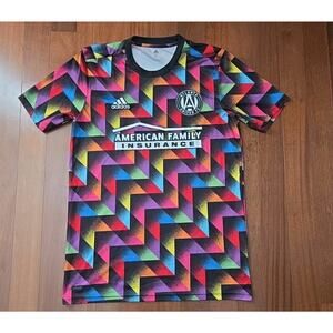Adidas MLS Men's Atlanta United F.C Pride Pre-Match Short Sleeve Jersey Sz M
